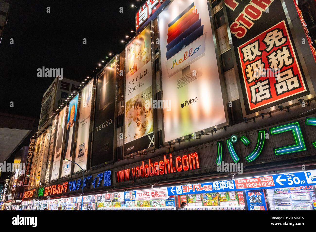 Neonschilder bedecken die Fassade des riesigen Elektronikhändlers Yodobashi Camera im Einkaufs- und Unterhaltungsviertel Shinjuku, Tokio, Japan. Stockfoto
