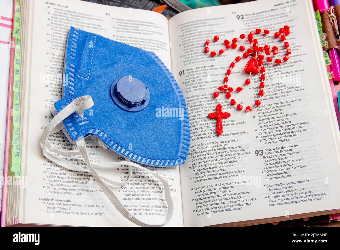 bibel mit blauer Maske und rotem Rosar viel Glauben und Schutz vor dem Corona-Virus in Brasilien Stockfoto
