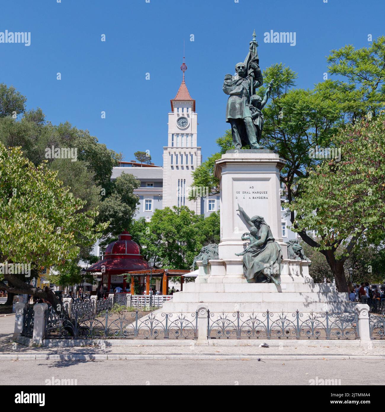 Jardim dom Luis mit der Statue von Marques Sa da Bandeira, Verkaufsständen und einem Turm dahinter in Lissabon Stockfoto