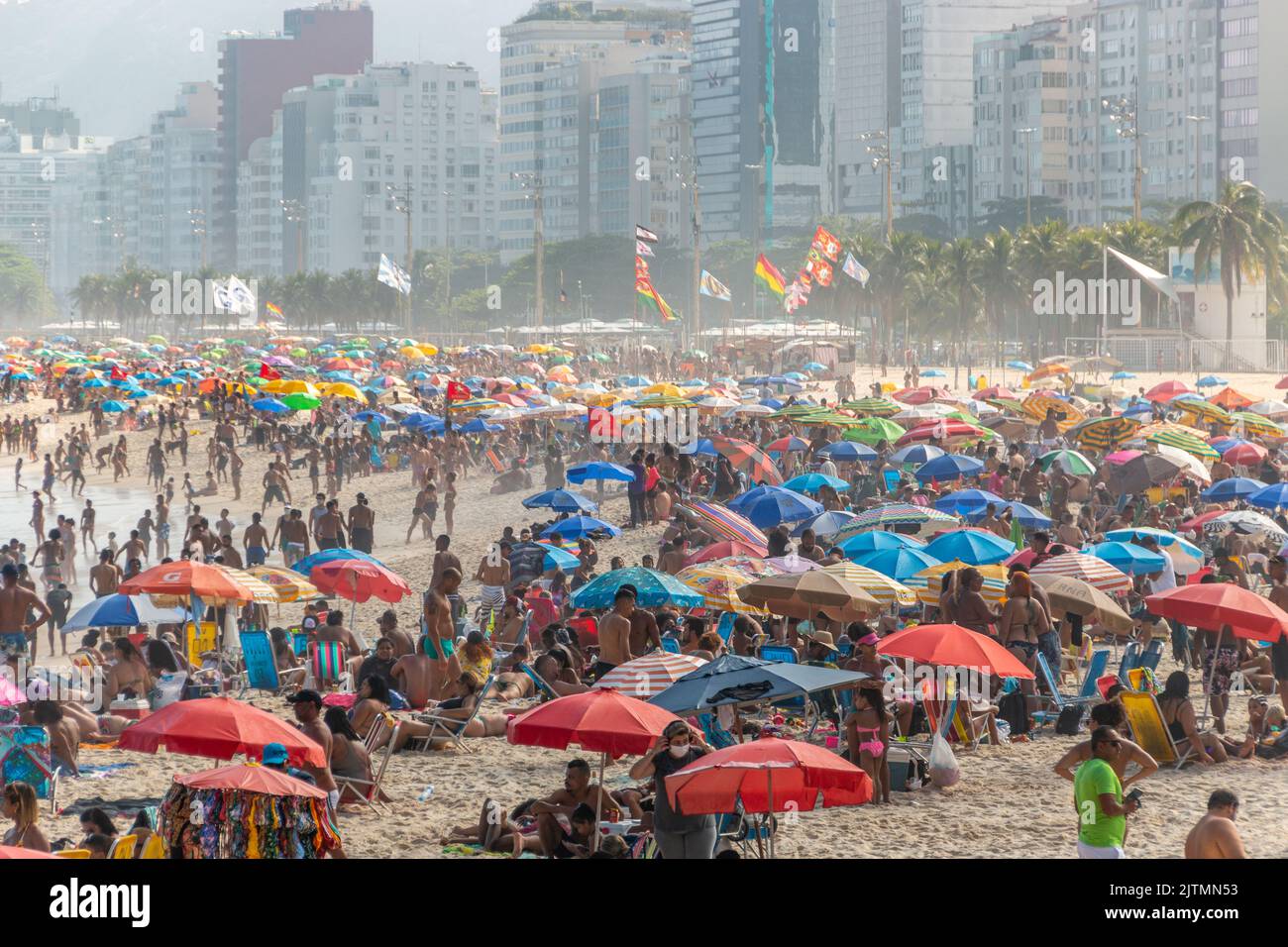 Copacabanastrand während der Coronavirus-Pandemie in Rio de Janeiro, Brasilien, voll - 6. September 2020: Menschen am Strand von copacabando während des Coronaviru Stockfoto