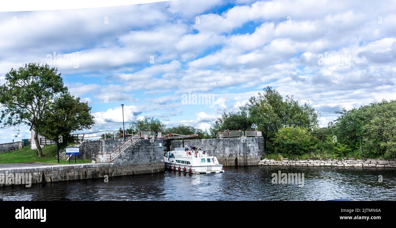 Ein Binnenschiff, das in die Tarmonbarry-Schleuse auf dem Shannon-Fluss in Roscommon, Irland, eindringt. Stockfoto