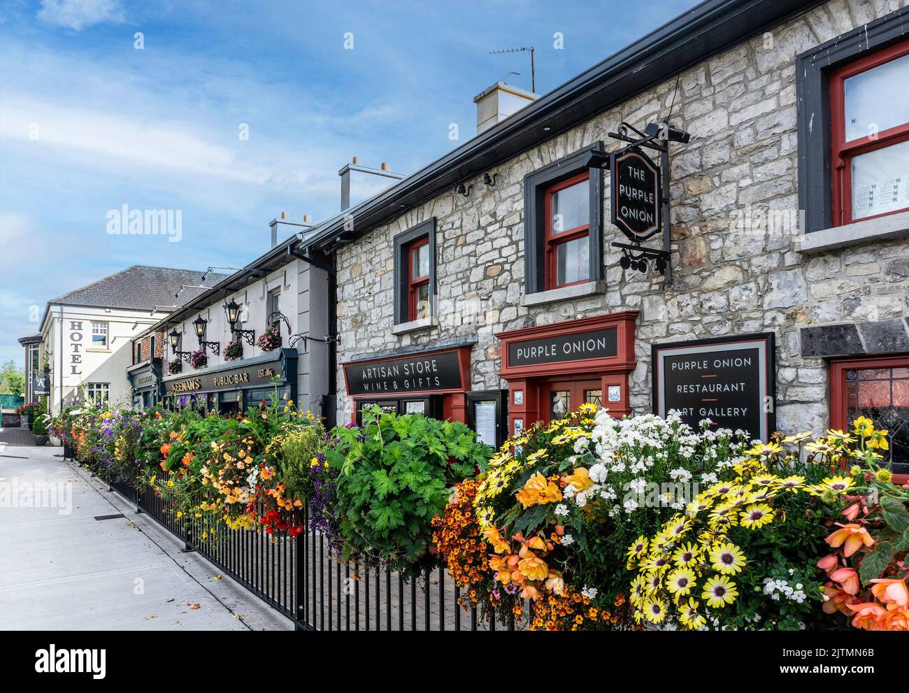 Die wunderschöne Blumenpracht vor Keenans Hotel, Bar und Restaurant in Tarmonbarry, County Roscommon, Irland. Stockfoto