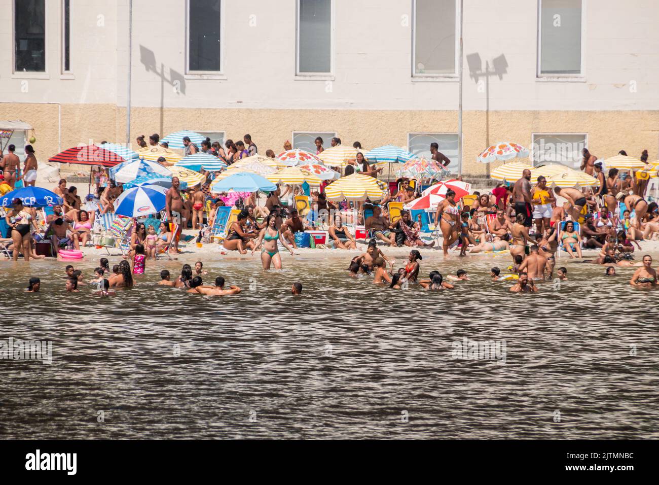 urca-Strand während der Coronavirus-Pandemie in Rio de Janeiro, Brasilien - 6. September 2020: Menschen am urca-Strand während der Coronavirus-Pandemie, e Stockfoto