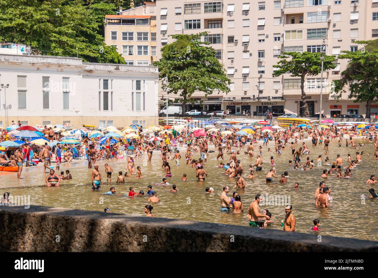 urca-Strand während der Coronavirus-Pandemie in Rio de Janeiro, Brasilien - 6. September 2020: Menschen am urca-Strand während der Coronavirus-Pandemie, e Stockfoto