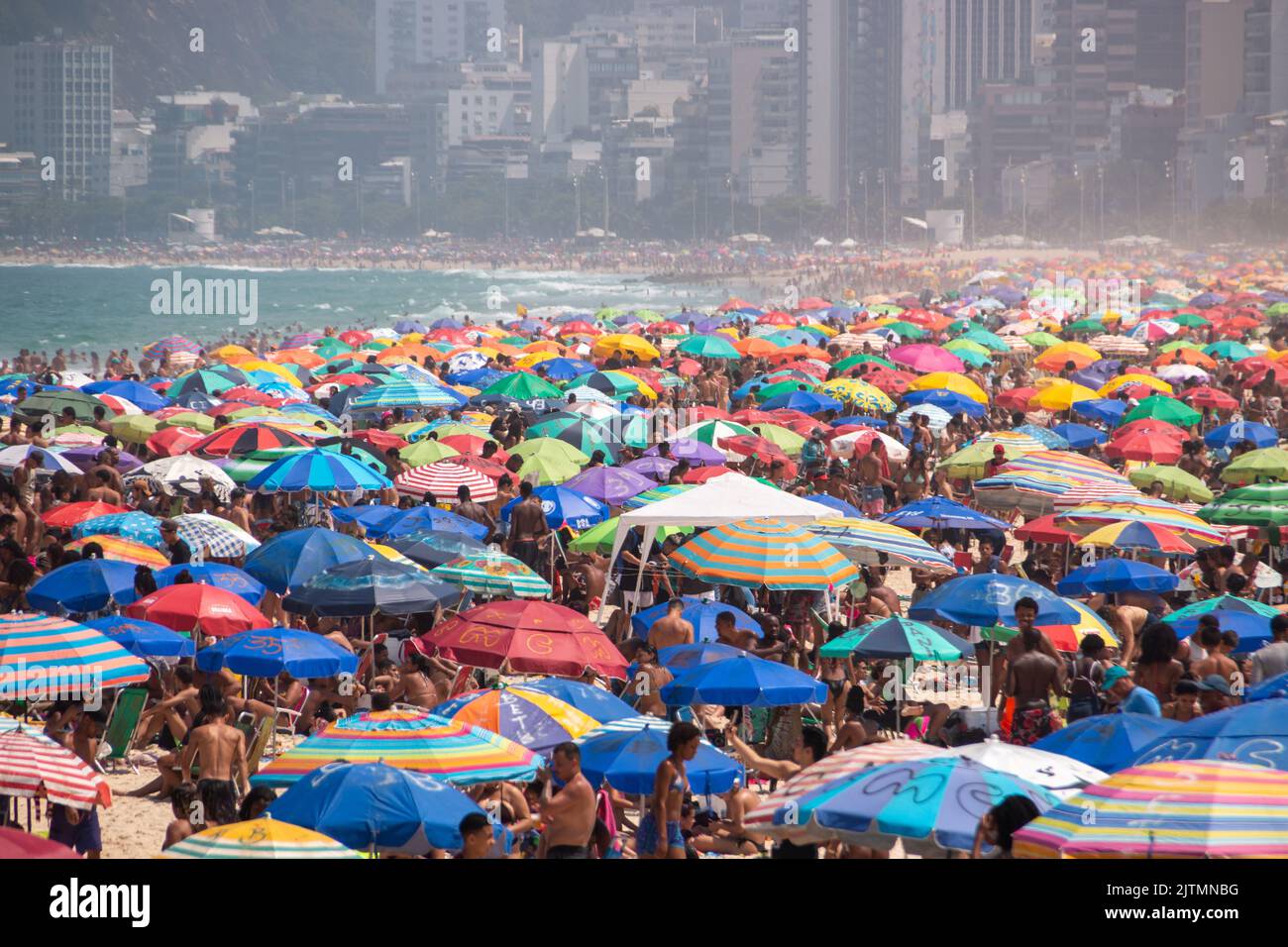 Ipanema-Strand während der Coronavirus-Pandemie in Rio de Janeiro, Brasilien - 6. September 2020: Menschen am Ipanema-Strand während des Coronavirus pande Stockfoto