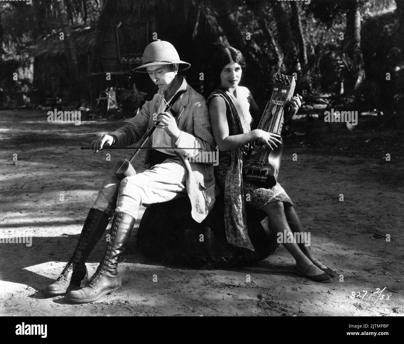 PERCY MARMONT und SHIRLEY MASON am Drehort spielen offen South Seas Instruments während einer Drehpause von Lord JIM 1925 Stummfilm nach dem Roman von Joseph Conrad Paramount Picturms Stockfoto