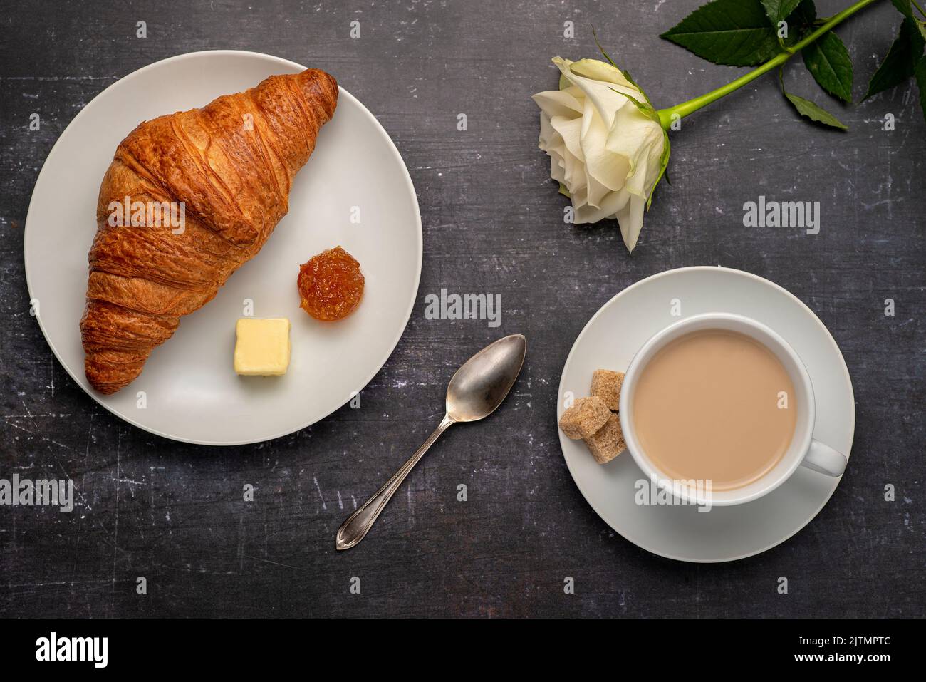 Food Fotografie von Frühstück, Croissant, Cappuccino, Butter, Marmelade, Rose Stockfoto