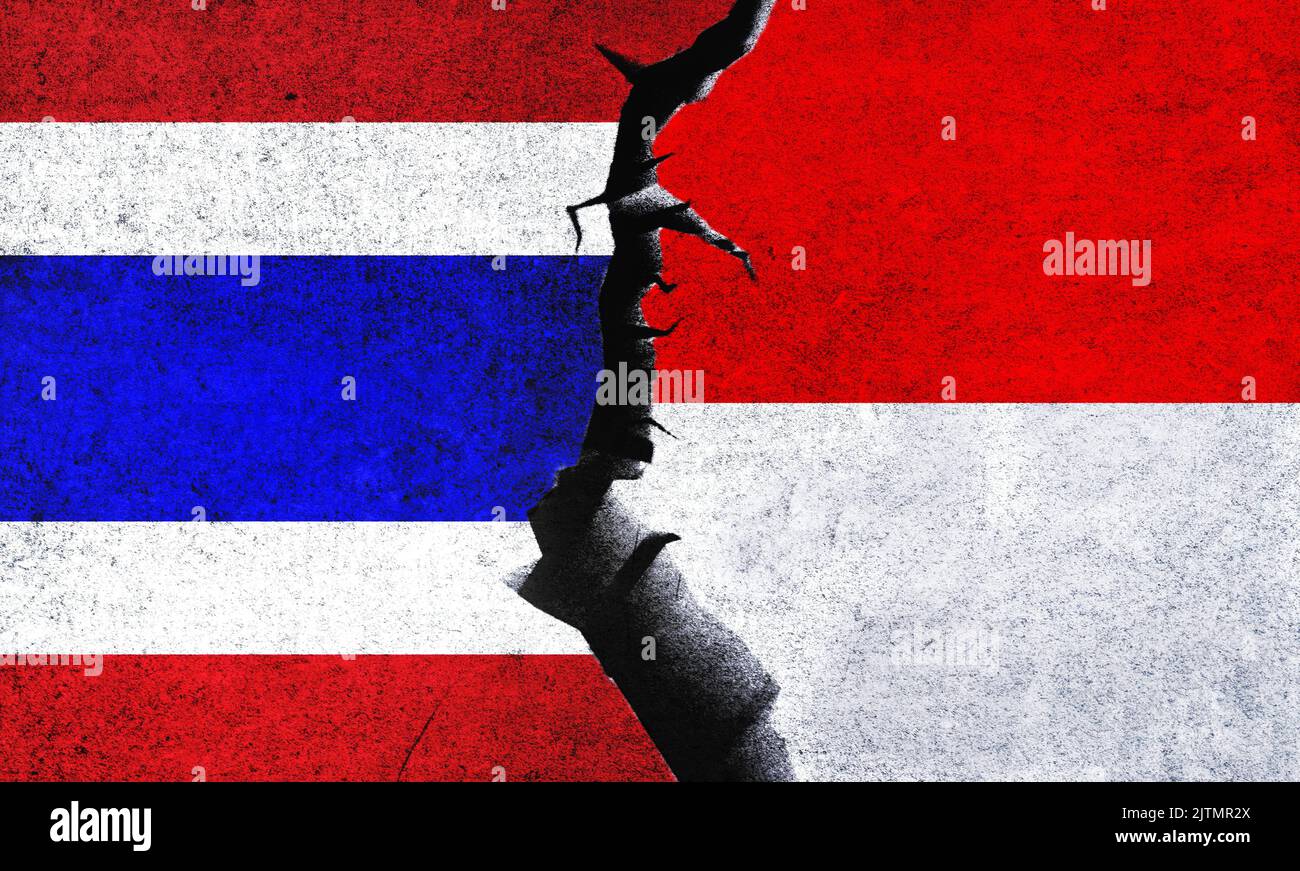 Indonesien gegen Thailand Flaggen an einer Wand mit einem Riss. Thailand und Indonesien Konflikt, Kriegskrise, Beziehung, Wirtschaft, Handelskonzept Stockfoto