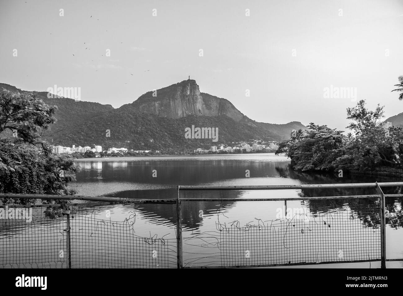 Rodrigo de Freitas Lagune mit Christus dem Erlöser im Hintergrund in Rio de Janeiro, Brasilien - 14. Oktober 2020: Schöne Aussicht auf Rodrigo de Freita Stockfoto