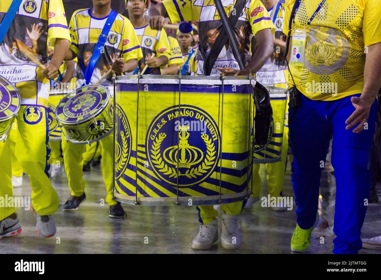 Trommeln aus der Sambaschule paraiso do tuiuti in Rio de Janeiro, Brasilien - 17. Januar 2016: Trommeln aus der Sambaschule paraiso do tuiuti während des sc Stockfoto