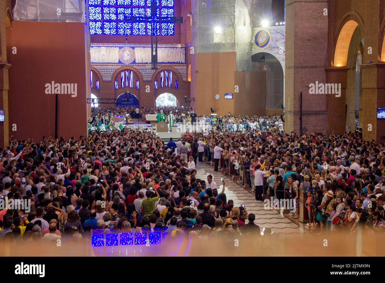 National Sanctuary of Nossa Senhora Aparecida, erschienen aus dem Norden, São Paulo, Brasilien - 20. September 2015: Messe im Inneren des nationalen Heiligtums Stockfoto