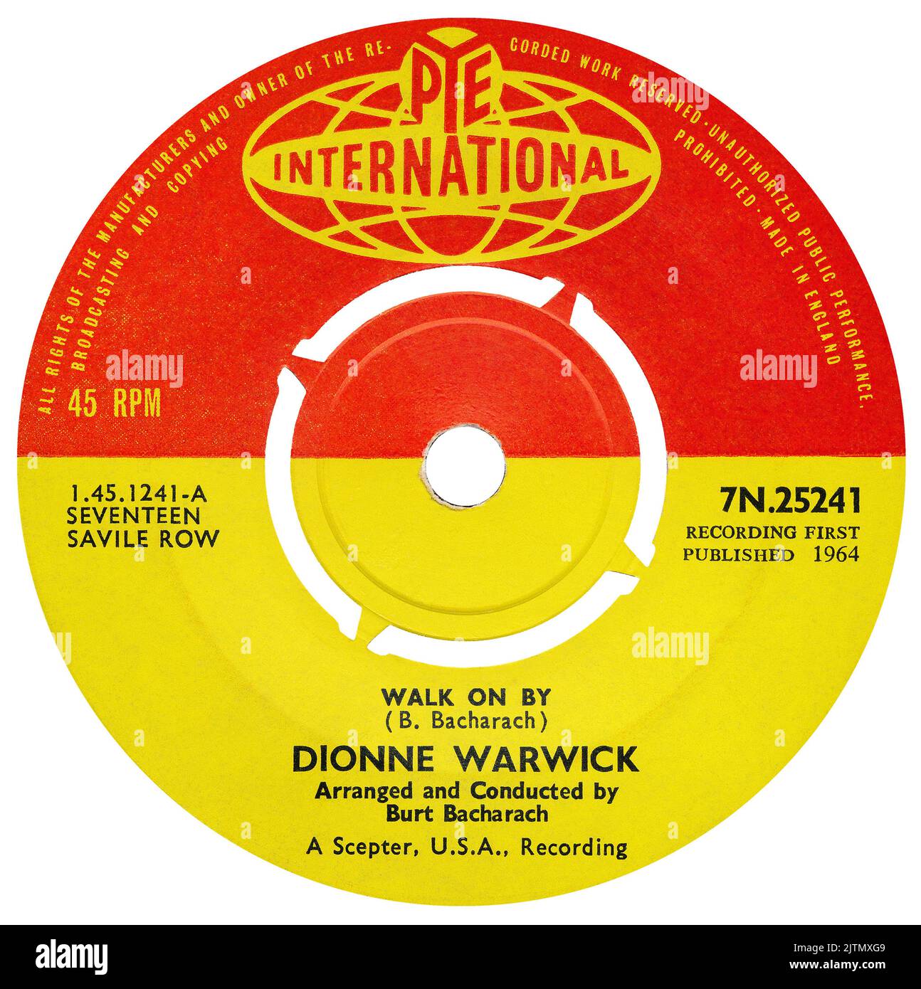 45 RPM 7' UK-Plattenlabel von Walk on von Dionne Warwick auf dem Pye International-Label von 1964. Geschrieben von Burt Bacharach und Hal David und arrangiert von Burt Bacharach. Stockfoto