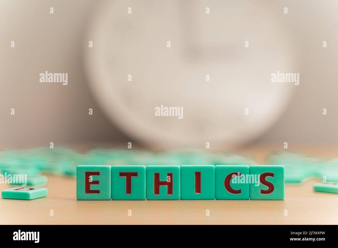Das Wort ETHIK aus kleinen bunten Würfeln und vielen Rührbuchstaben, die auf dem Tisch herumlagen. Kernwerte. Grundsätze Der Ethik Der Integrität Und Verantwortlichkeit. Hochwertige Fotos Stockfoto