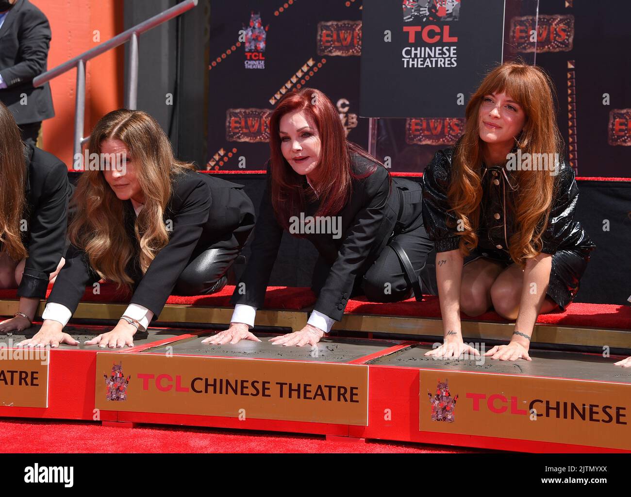 Lisa Marie Presley, Priscilla Presley und Riley Keough bei der Familie Presley Hand and Footprint Feremony felebrating Baz Luhrmanns 'Elvis'-Film, der am 21. Juni 2022 im TCL Chinese Theatre IMAX in Hollywood, CA, stattfand © OConnor / AFF-USA.com Stockfoto