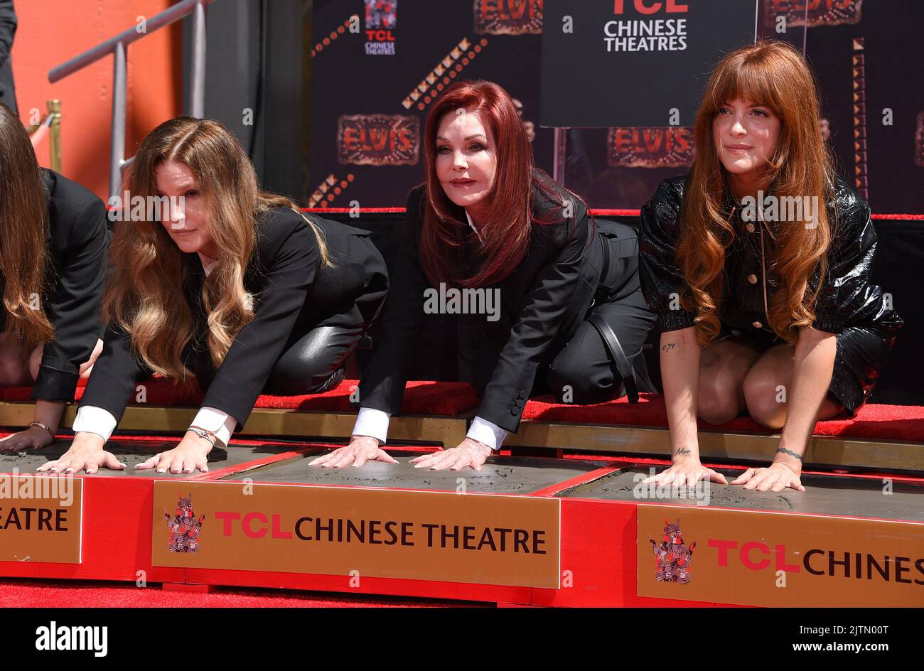 Lisa Marie Presley, Priscilla Presley und Riley Keough bei der Familie Presley Hand and Footprint Feremony felebrating Baz Luhrmanns 'Elvis'-Film, der am 21. Juni 2022 im TCL Chinese Theatre IMAX in Hollywood, CA, stattfand © OConnor / AFF-USA.com Stockfoto