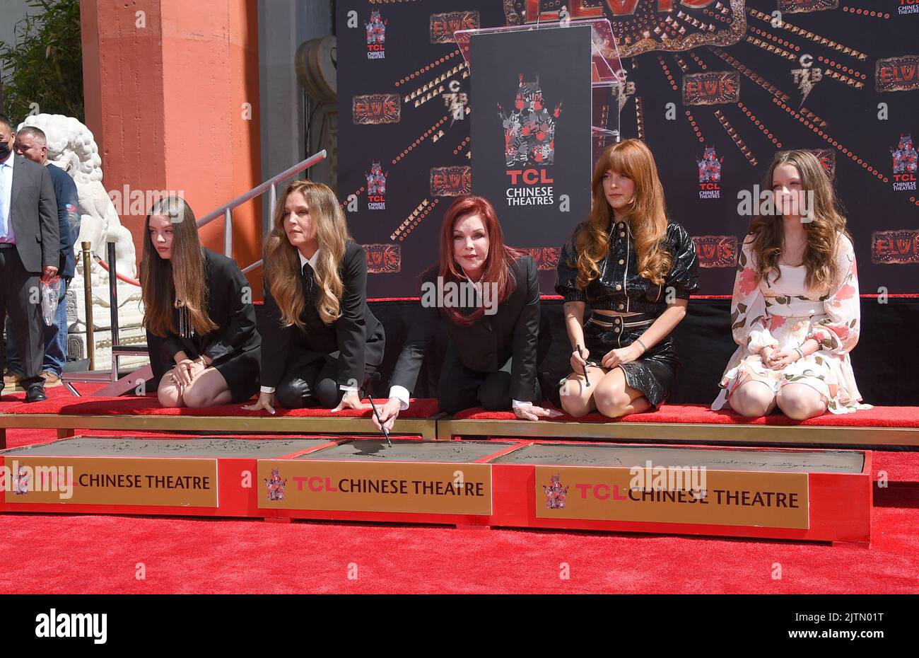 Finley Aaron Love Lockwood, Lisa Marie Presley, Priscilla Presley, Riley Keough und Harper Vivienne Ann Lockwood bei der Familie Presley Hand and Footprint Feremonie beim Felebrieren von Baz Luhrmanns Film „Elvis“, der am 21. Juni 2022 im TCL Chinese Theatre IMAX in Hollywood, CA, stattfand © OConnor / AFF-USA.com Stockfoto