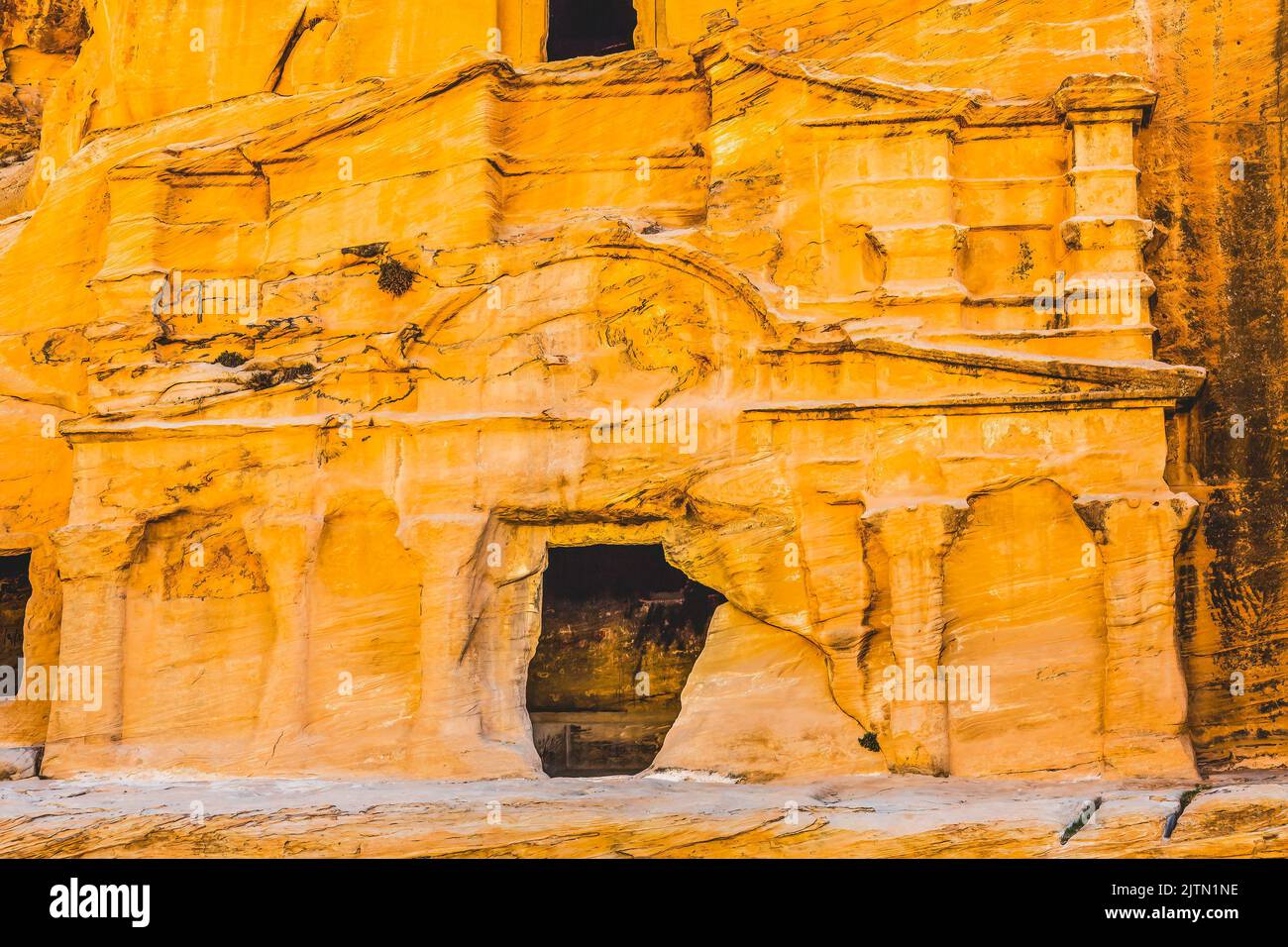 Yellow Obelisk Tomb Bab el-siq Triclinium Outer Siq Wanderung zum Eingang Petra Jordan vor dem Eingang zu Petra. Stockfoto