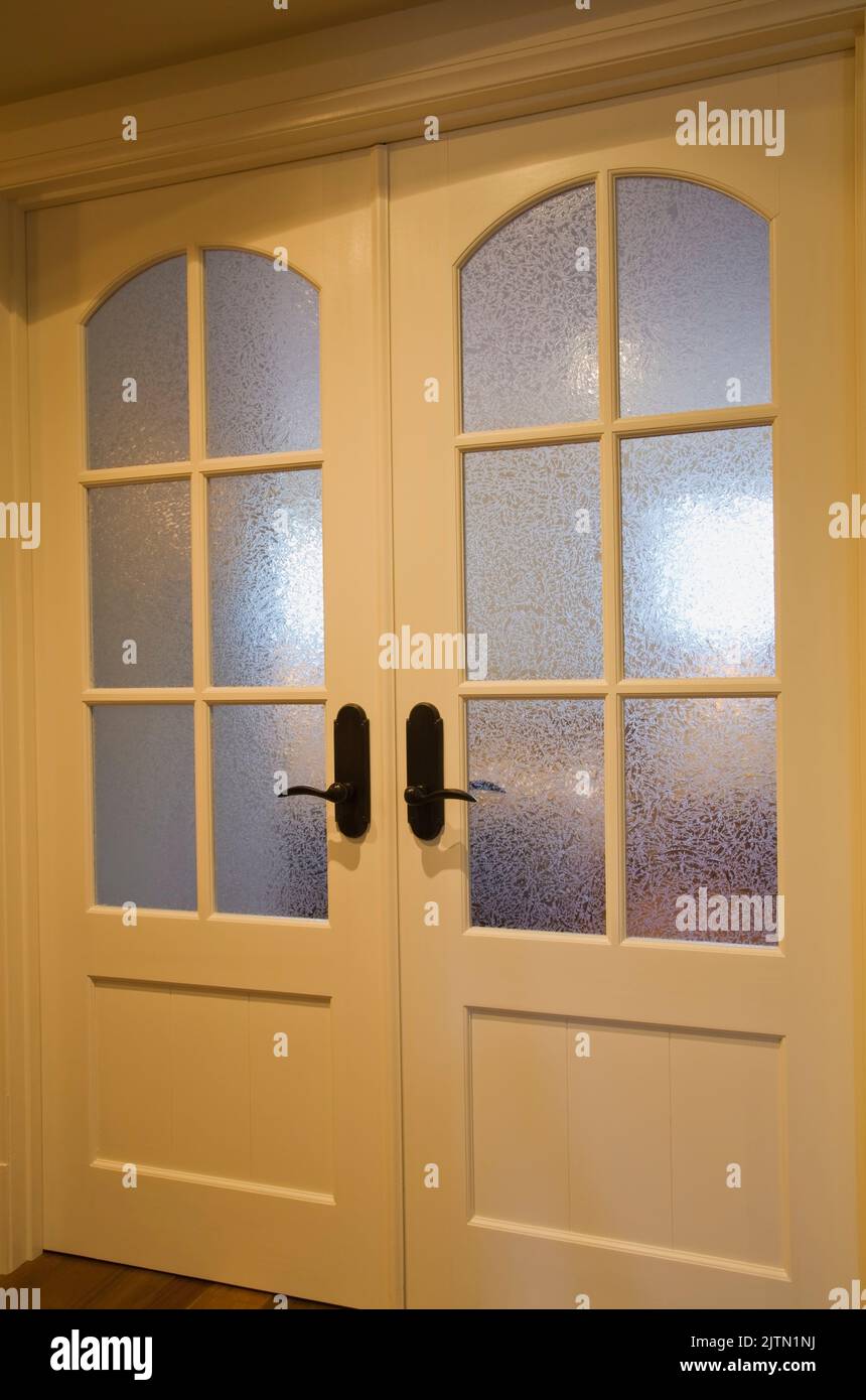 Französische Türen mit Milchglasscheiben im luxuriösen Haus. Stockfoto