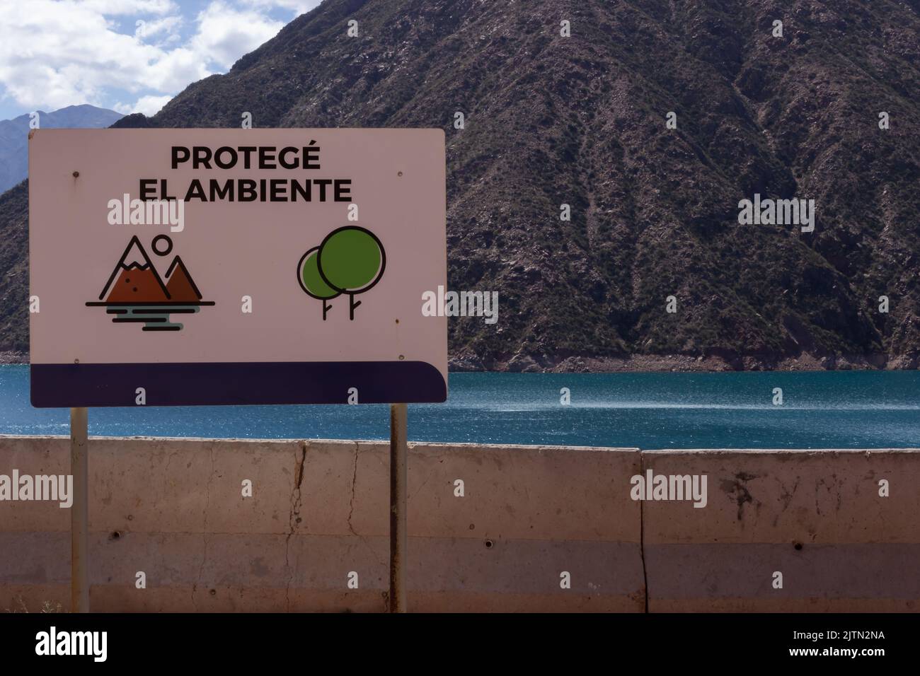 Melden Sie sich in einer schönen Landschaft mit einem See und Bergen auf spanisch: Schützen Sie die Umwelt. Stockfoto