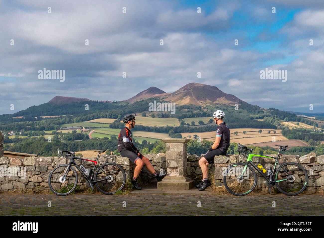 Scott's View, Scottish Borders, Großbritannien. 31. August 2022. Das Wetter, die Aussicht. Die passionierten Rennradfahrer Mark D'Andrea und David Robertson nehmen sich einen Moment Zeit, um die atemberaubende Landschaft von Scott's View in den Scottish Borders zu bewundern, einem beliebten Aussichtspunkt für Radfahrer, Wanderer und Touristen. Das Hotel ist dem berühmten schottischen Autor Sir Walter Scott gewidmet, dessen Heimat Abbotsford nur wenige Kilometer entfernt ist. Bildnachweis: phil wilkinson/Alamy Live News Stockfoto