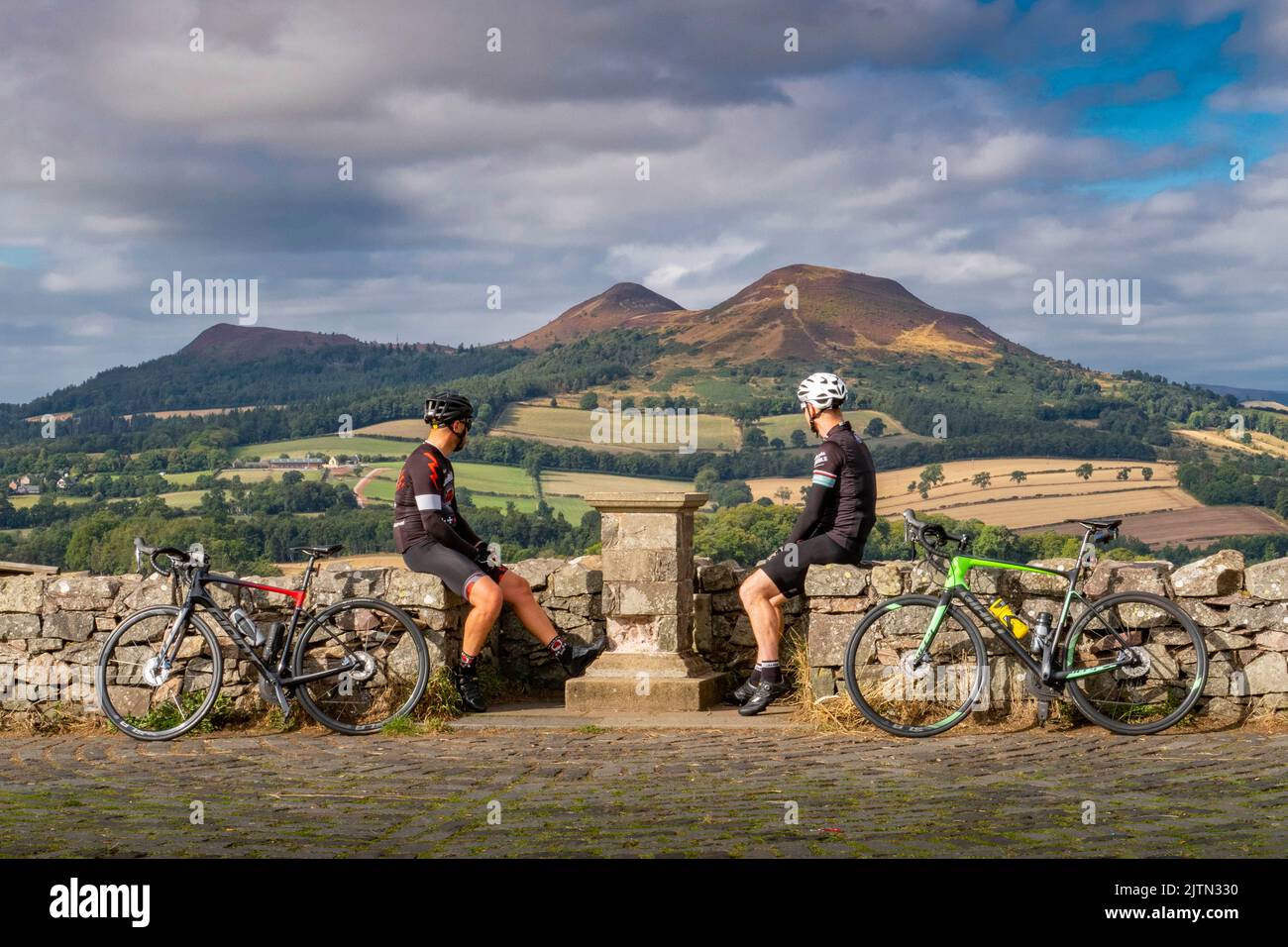 Scott's View, Scottish Borders, Großbritannien. 31. August 2022. Das Wetter, die Aussicht. Die passionierten Rennradfahrer Mark D'Andrea und David Robertson nehmen sich einen Moment Zeit, um die atemberaubende Landschaft von Scott's View in den Scottish Borders zu bewundern, einem beliebten Aussichtspunkt für Radfahrer, Wanderer und Touristen. Das Hotel ist dem berühmten schottischen Autor Sir Walter Scott gewidmet, dessen Heimat Abbotsford nur wenige Kilometer entfernt ist. Bildnachweis: phil wilkinson/Alamy Live News Stockfoto