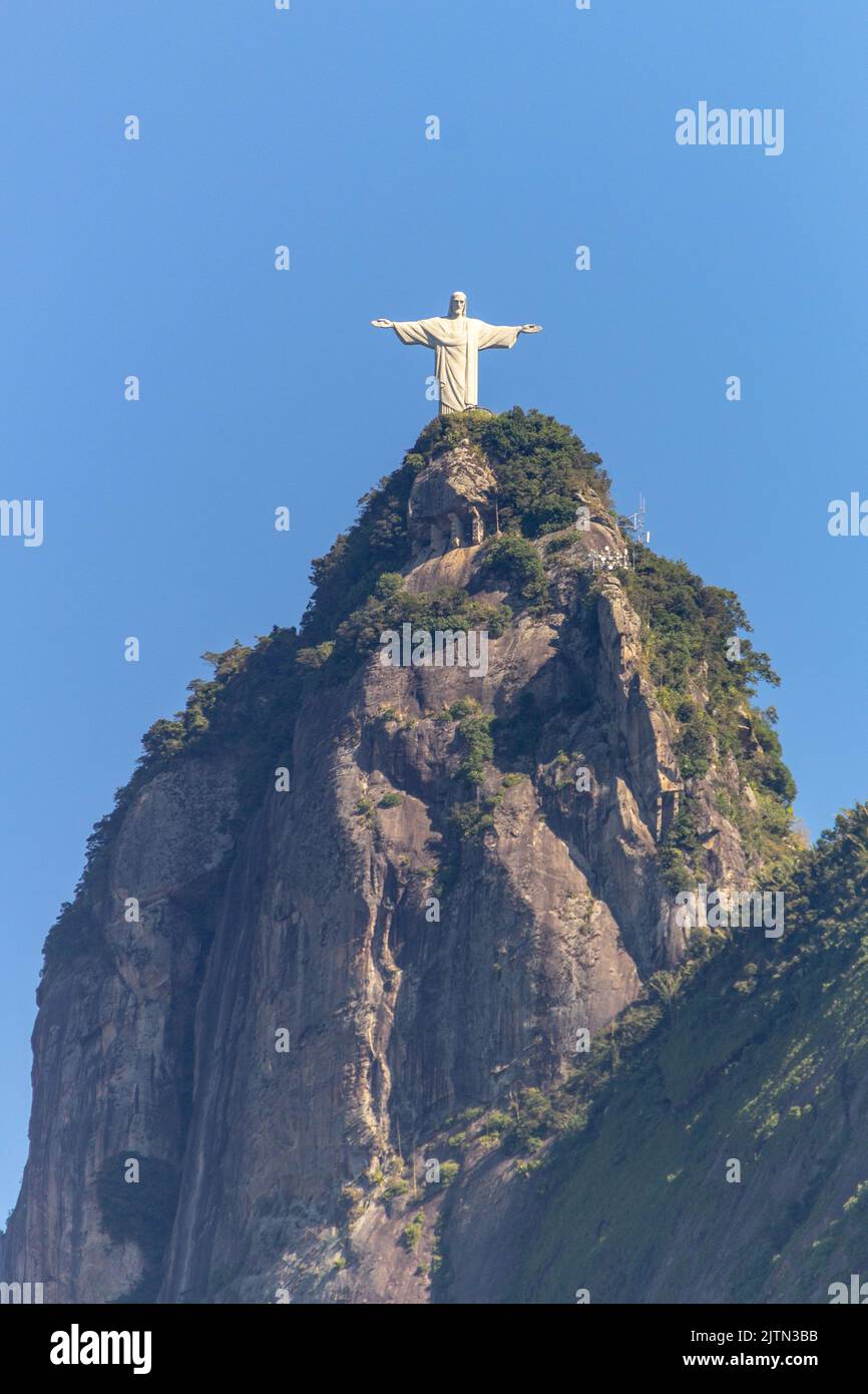 Statue von Christus dem Erlöser in Rio de Janeiro, Brasilien - 12. Mai 2020: Statue von Christus dem Erlöser eines der Wunder der Welt setzt in Stockfoto