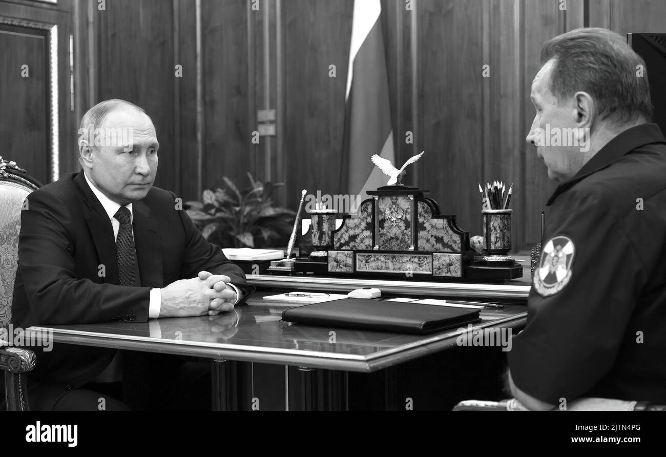 Der russische Präsident Wladimir Putin tagte mit dem Direktor des Bundesdienstes der Nationalgardisten Viktor Zolotow im Kreml in Moskau, Russland. Zolotov berichtete dem Präsidenten über die Leistung der Nationalgarde während der besonderen Militäroperation in Donbass. Stockfoto