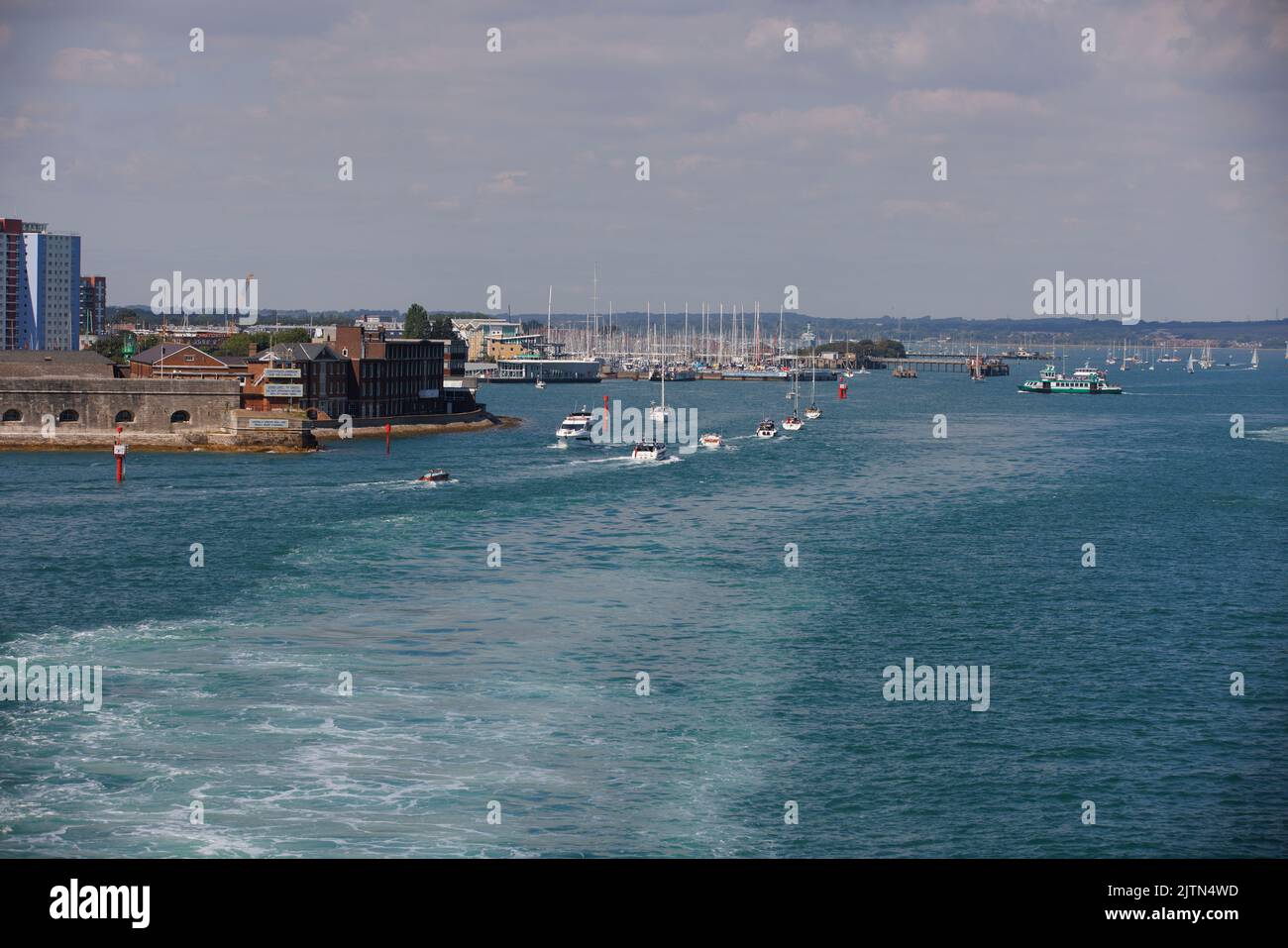 Der kleine Bootskanal wurde verwendet, um Portsmouth Harbour auf der linken Seite zu betreten, von einer Wightlink Fähre aus gesehen, die zur Isle of Wight abfährt. Stockfoto