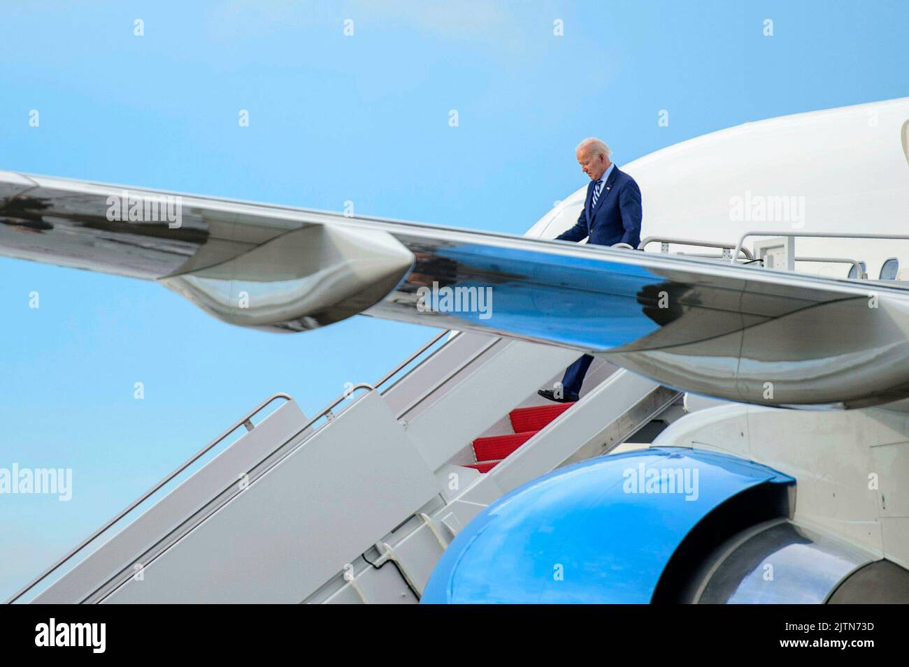 US-Präsident Joe Biden verlässt die Air Force One auf der Joint Base Andrews in Maryland, nachdem er am Dienstag, dem 30. August 2022, in Wilkes-Barre, Pennsylvania, über seinen sicheren amerikanischen Plan gesprochen hatte, der die Waffenkriminalität weiter reduzieren würde. Kredit: Bonnie Cash/Pool über CNP Stockfoto