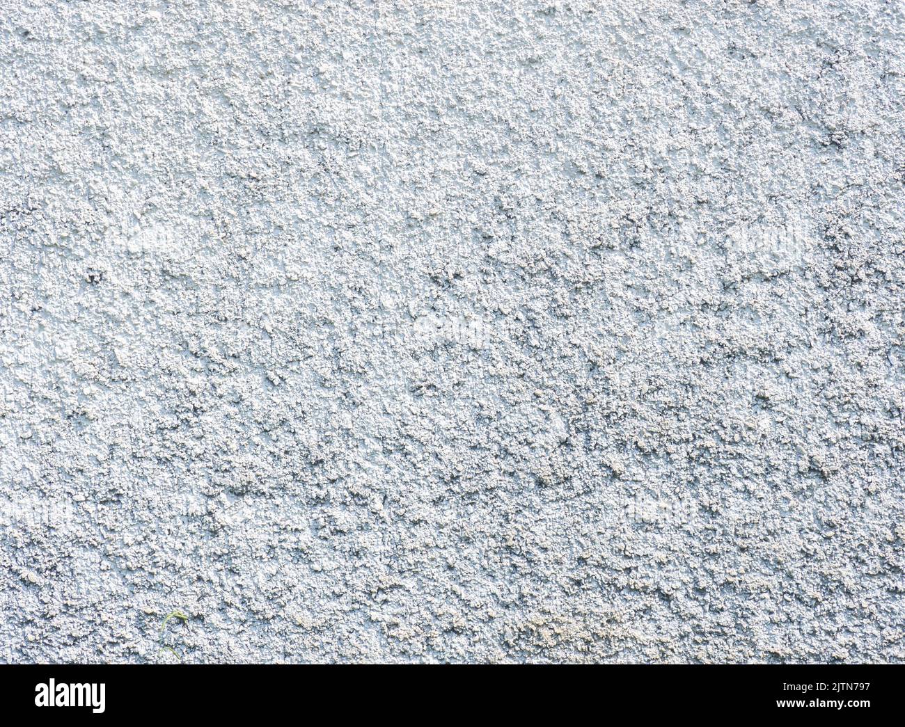 Hintergrund aus festem Material. Weiße Wand. Unebene Wandoberfläche. Malen in einem hellen Ton. Stockfoto