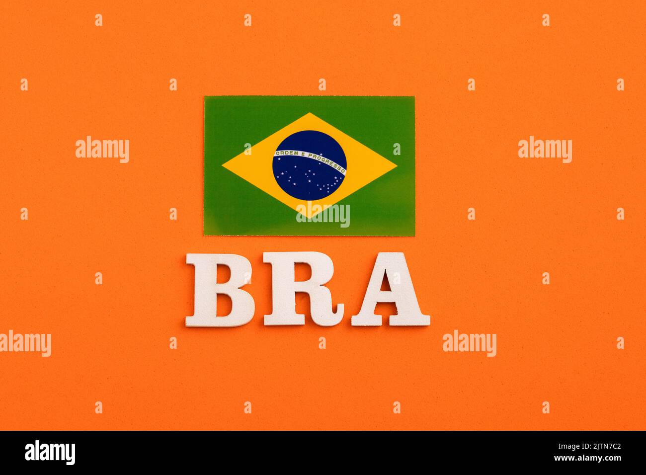 BH Akronym des Landes Brasilien mit seiner Flagge Stockfoto