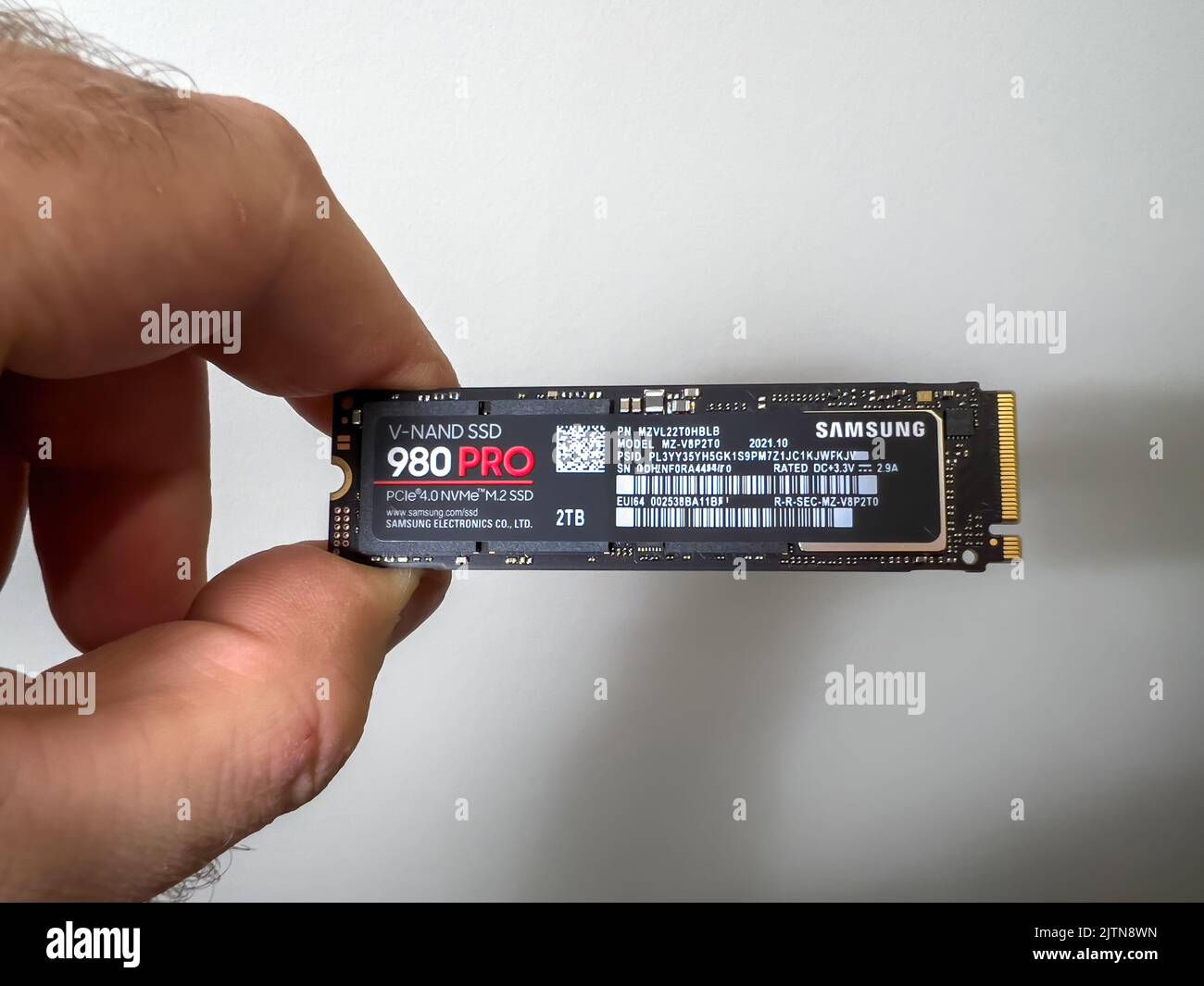 Paris, Frankreich - 8. Aug 2022: POV männliche Hand Auspacken neue Samsung 980 Pro NVME ss Festplatte für den PC oder mac Apple Upgrade Stockfoto