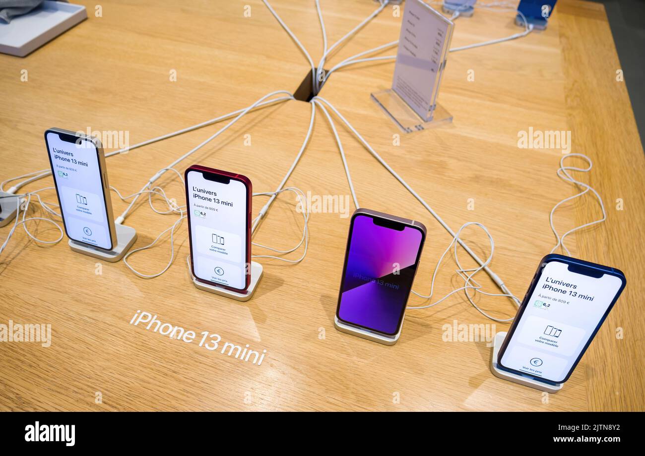 Paris, Frankreich - 3. Nov 2021: Direkt über der Nahaufnahme des neuen iPhone Smartphones 13 mini von Apple Computers Stockfoto