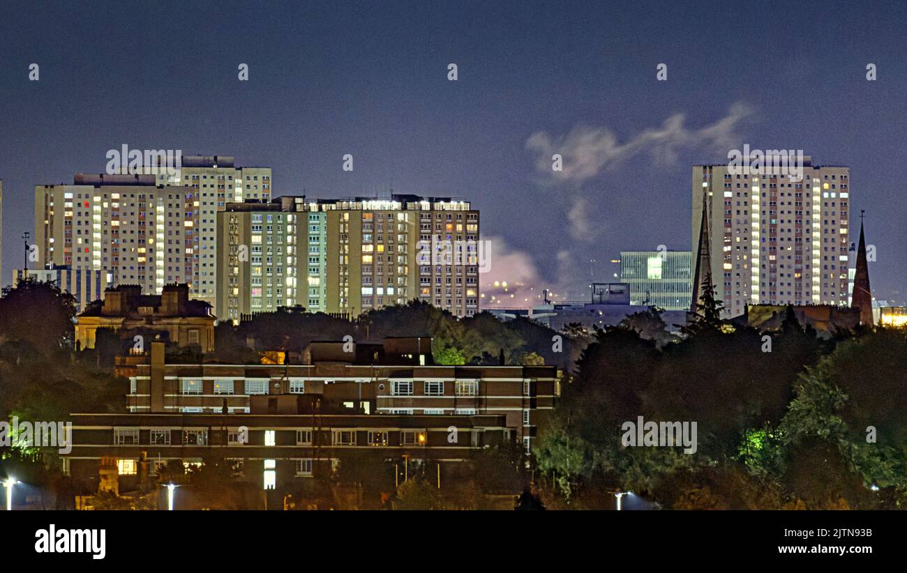 Glasgow, Schottland, Großbritannien 1.. September 2022. Das Stadtfeuer in der späten Nacht sah eine Rauchwolke, die nach Mitternacht aus sieben Meilen Entfernung im Westen in der Schwärze unter den Wolkenkratzern des östlichen Stadtzentrums sichtbar war..Credit Gerard Ferry/Alamy Live News Stockfoto