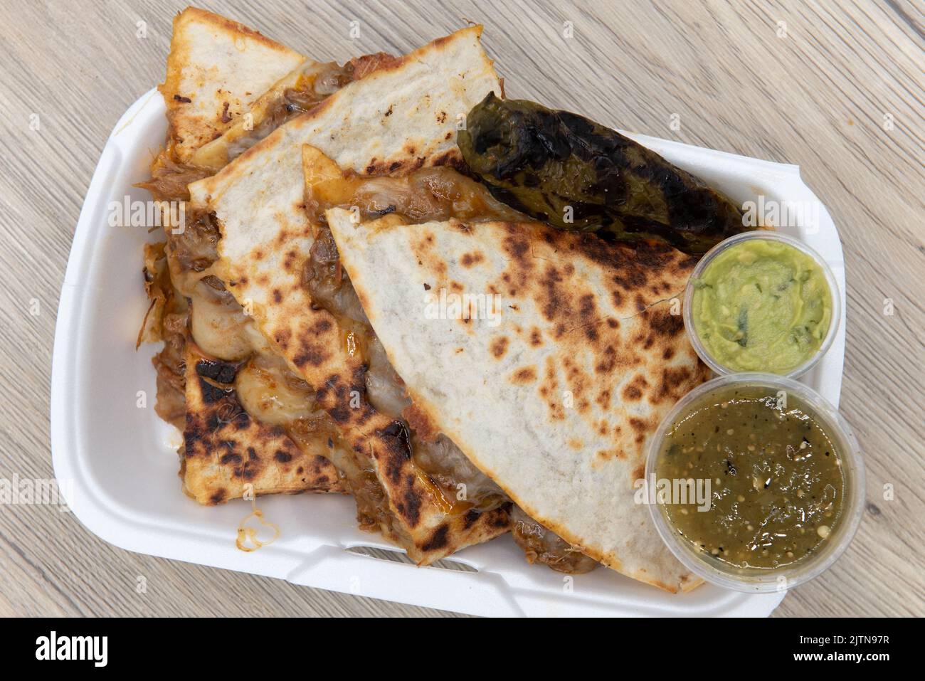Blick von oben auf gegrillte Birria Quesadillas sickern zwischen den ...