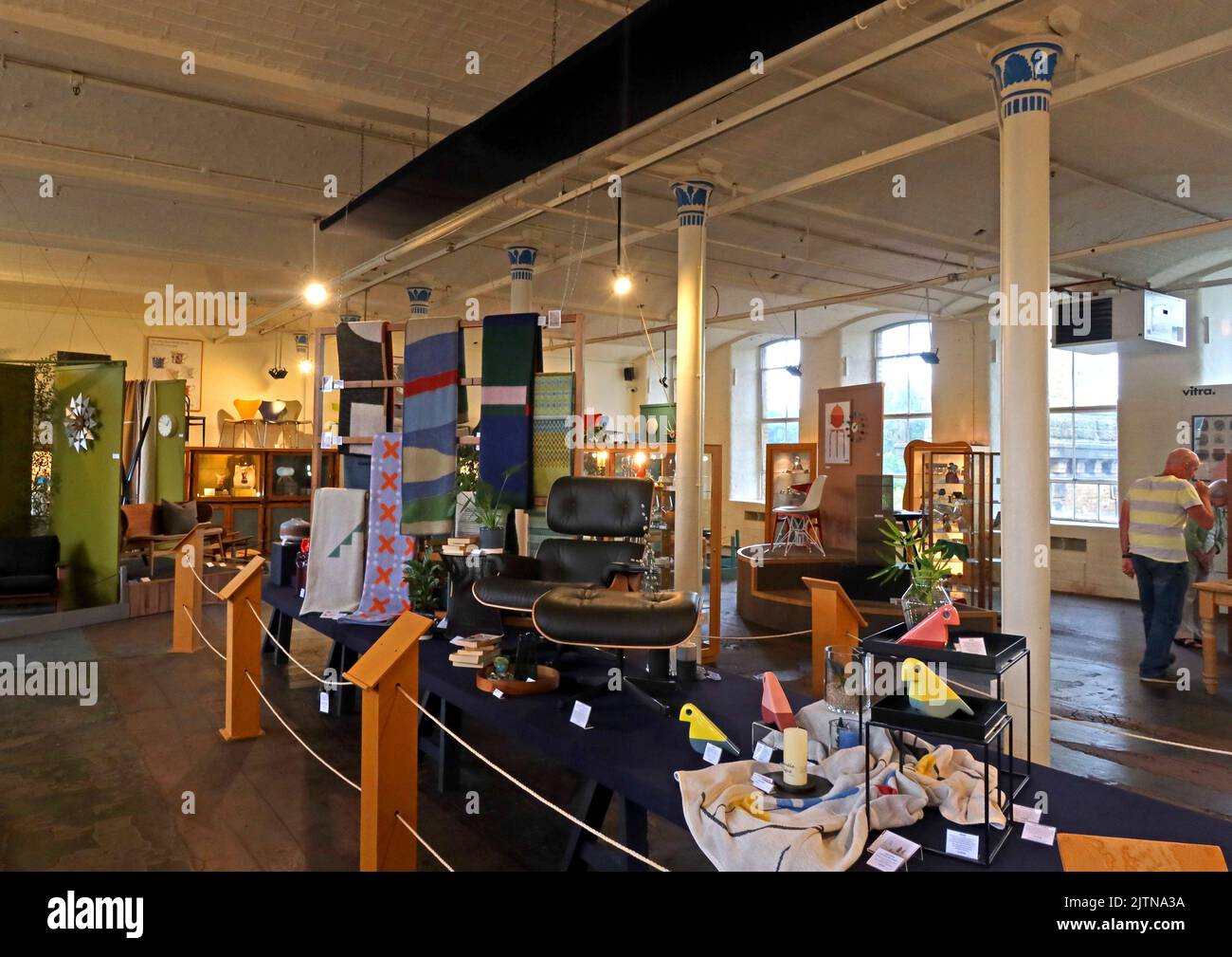 In Saltaire, restauriertes Shoppingviertel Salts Mill, weiches Mobiliar, Geschenke und Luxuswaren, Shipley, Bradford, Yorkshire, England, UK, BD17 7EF Stockfoto