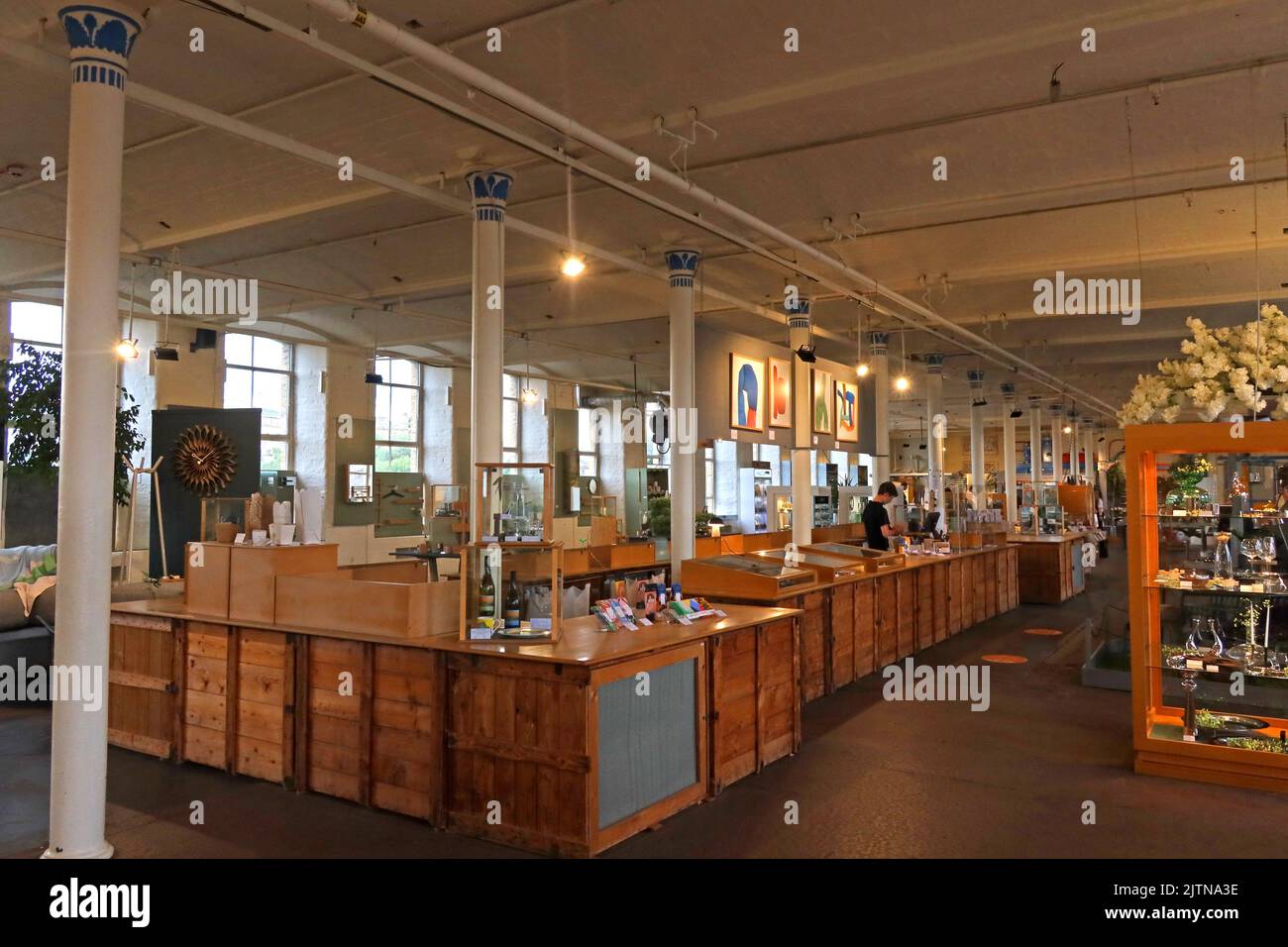 In Saltaire, restauriertes Shoppingviertel Salts Mill, weiches Mobiliar, Geschenke und Luxuswaren, Shipley, Bradford, Yorkshire, England, UK, BD17 7EF Stockfoto