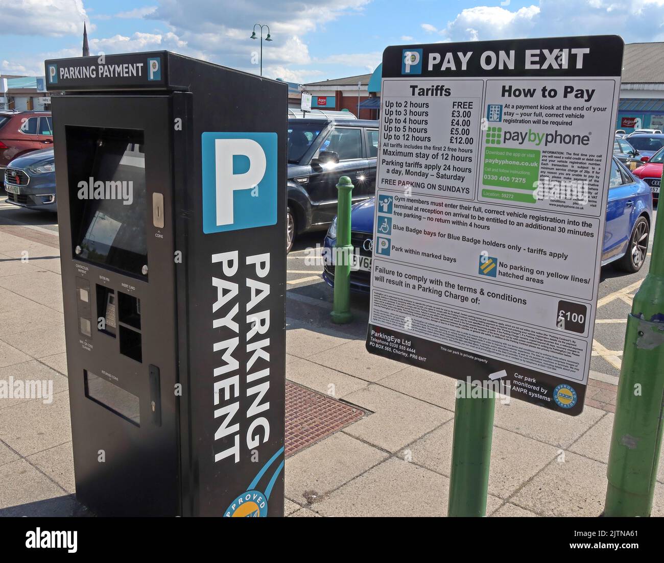 Parkautomat & Schilder, Gebühren von PayByPhoone und ParkingEye, im Cockhedge Shopping & Retail Park in Warrington, Ceshire, UK, WA1 Stockfoto