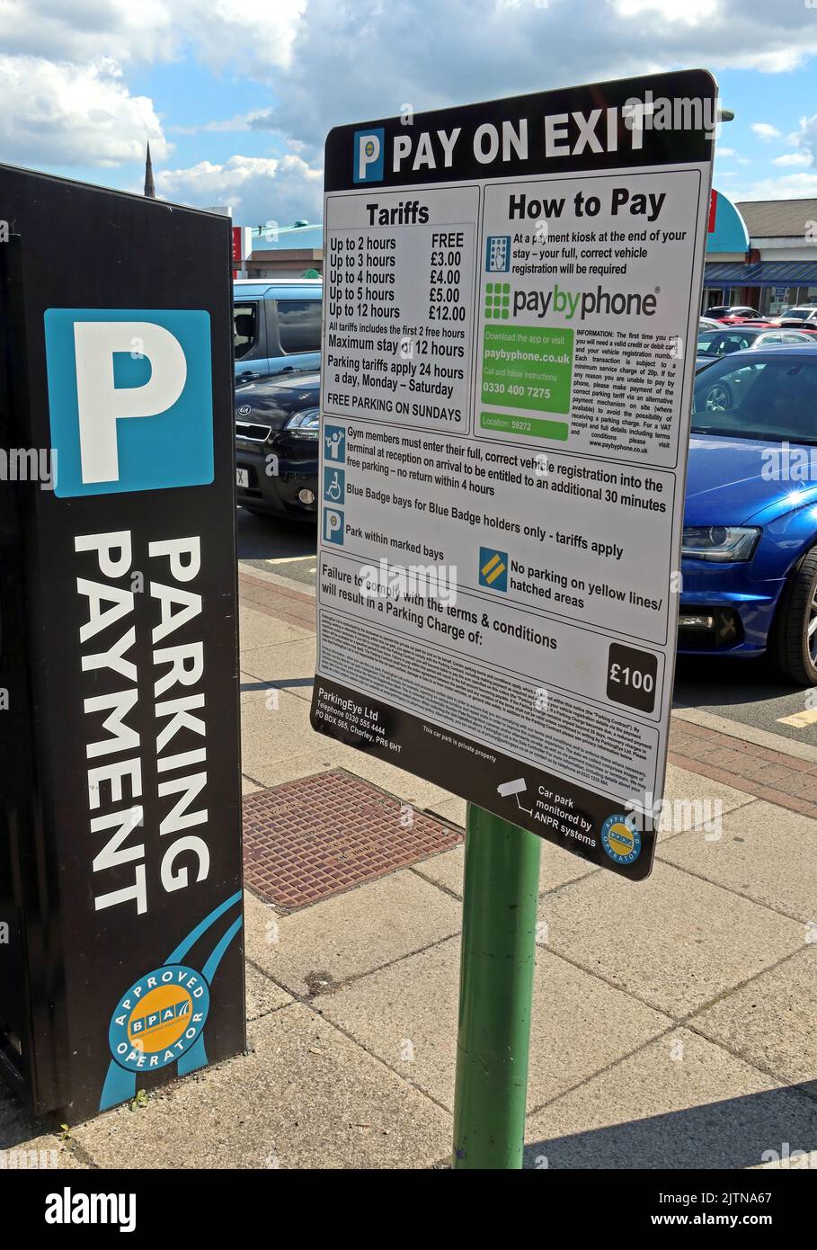 Parkautomat & Schilder, Gebühren von PayByPhoone und ParkingEye, im Cockhedge Shopping & Retail Park in Warrington, Ceshire, UK, WA1 Stockfoto