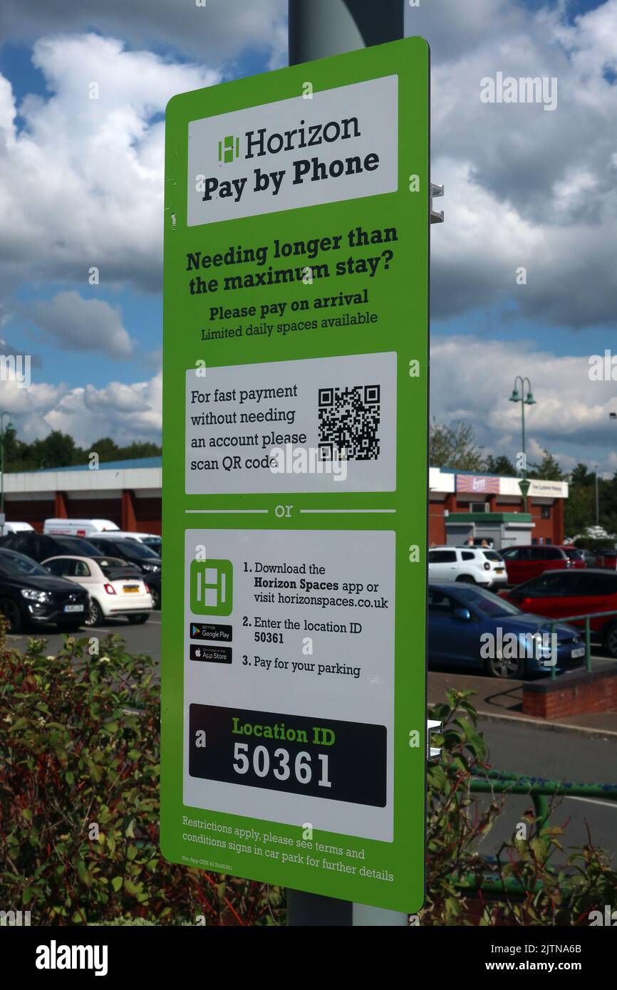 Parkschilder, Gebühren von PayByPhoone und ParkingEye, im Cockhedge Shopping & Retail Park im Warrington Town Center, Ceshire, UK, WA1 Stockfoto