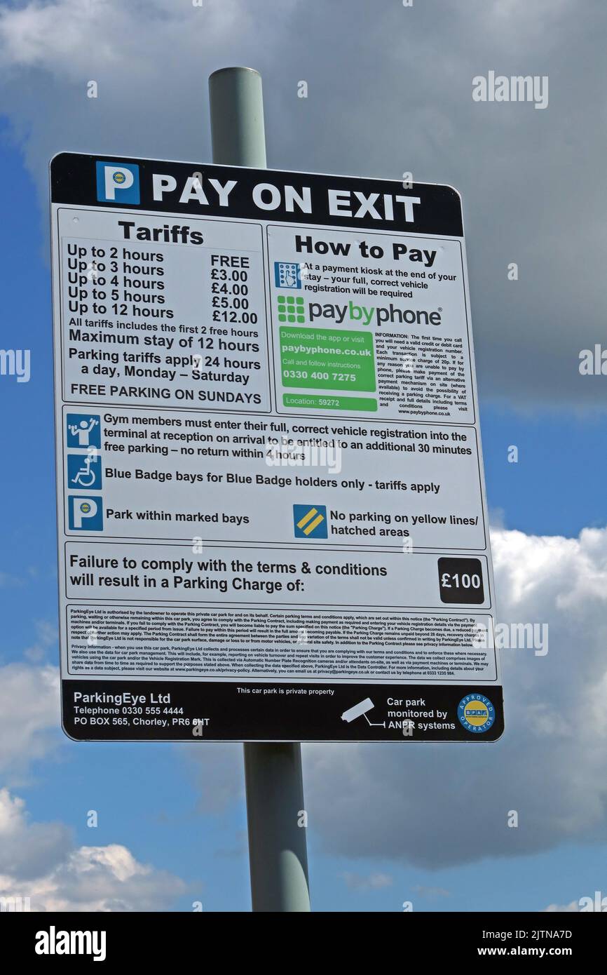 Parkschilder, Gebühren von PayByPhoone und ParkingEye, im Cockhedge Shopping & Retail Park im Warrington Town Center, Ceshire, UK, WA1 Stockfoto