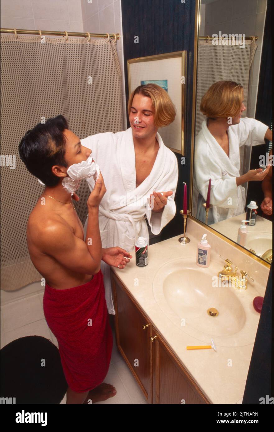 Zwei junge schwule Männer im Badezimmer rasieren. Stockfoto