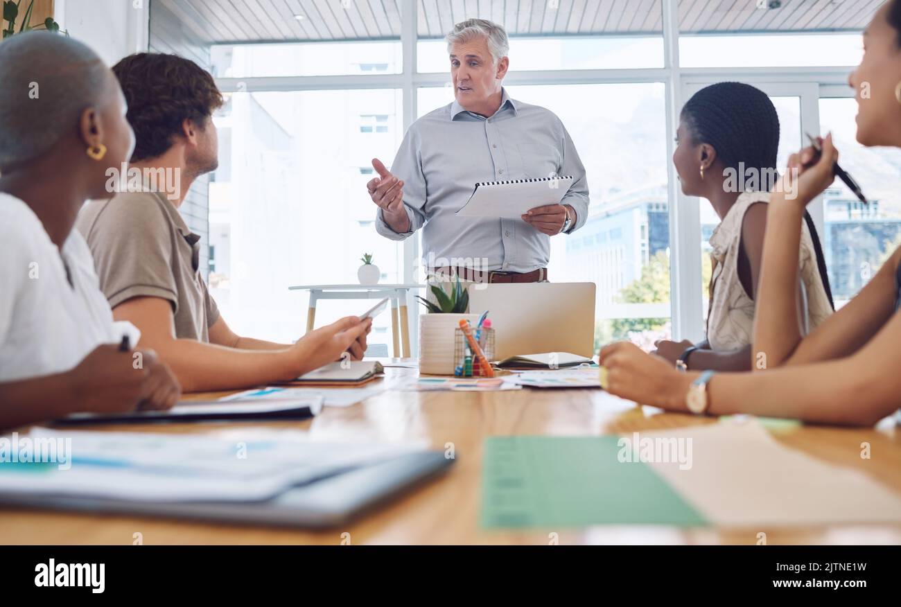 Vorgesetzter, Dokument und Leiter bei der Präsentation zur Besprechung der Geschäftsstrategie mit Büromitarbeitern. Sitzungssaal mit männlichem ceo des Unternehmens Stockfoto