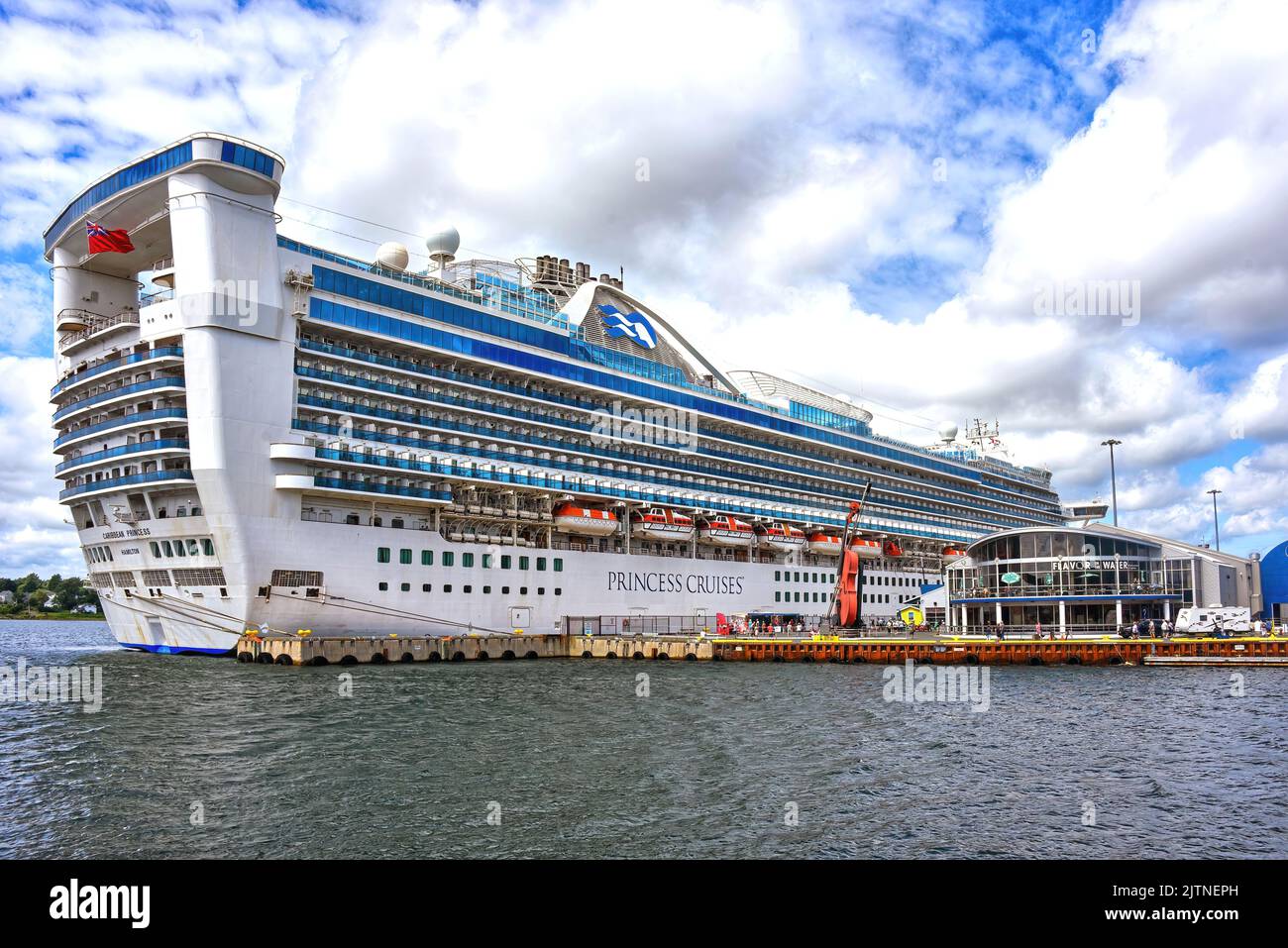 Sydney, Kanada 2. August 2022 das Kreuzschiff Caribbean Princess dockte im Hafen von Sydney in Cape Breton Nova Scotia an. Sydney ist ein beliebter Kreuzfahrtstop Stockfoto