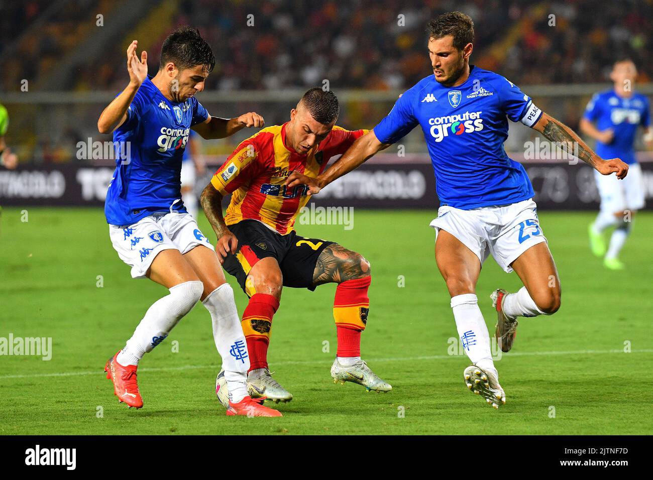 Foto Giovanni Evangelista/LaPresse 28 Agosto 2022 Lecce, Italia - Sport, calcio - U.S. Lecce vs Empoli F.C. - CampionatoSerie A Tim 2022/23 - Stadio E. Giardiniero - Via del Mare. Nella foto: Koni de Winter, Gabriel Strefezza, Filippo Bandinelli28.August 2022 Lecce, Italien - Sport, Fußball - US Lecce gegen Empoli F.C. - Italienische Meisterschaft Serie A Tim 2022/23- E. Giardiniero - Via del Mare Stadium. Im Bild: Koni de Winter, Gabriel Strefezza, Filippo Bandinelli Stockfoto