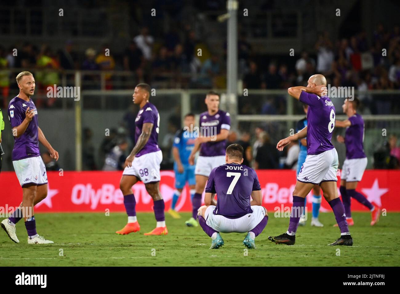 Foto Massimo Paolone/LaPresse 28 Agosto 2022 - Firentre, Italia - Sport, calcio - Fiorentina vs Napoli - Campionato italiano di calcio Serie A Tim 2022/2023 - Stadio Artemio Franchi. Nella foto: i giocatori della Fiorentina a fine partita 28. August 2022 Florenz, Italien - Sport, calcio - Fiorentina vs Napoli - Italienische Serie A Fußballmeisterschaft 2022/2023 - Artemio Franchi Stadion. Im Bild: Die Spieler von Fiorentina am Ende des Spiels Stockfoto