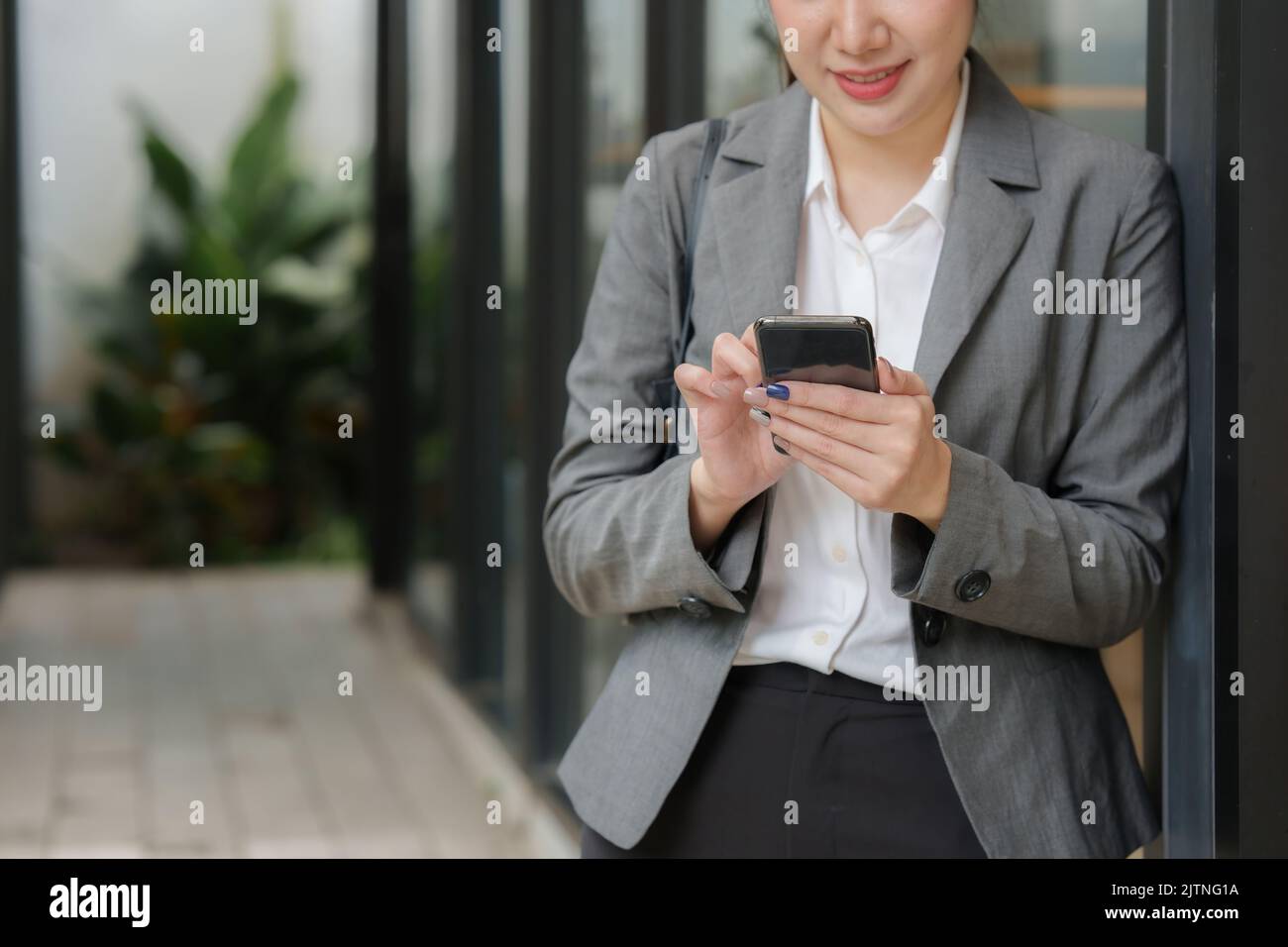 Eine Geschäftsfrau vervollständigt KYC mithilfe eines Online-Banking-Programms, um ein digitales Sparkonto zu eröffnen. Die Definition von Cyber-Sicherheit. Stockfoto