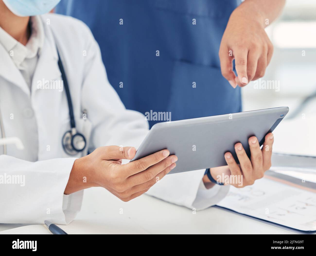 Krankenschwester und Arzt mit digitalem Tablet-Bericht, Laborergebnissen oder medizinischen Aufzeichnungen. Innovation, Forschung und Menschen arbeiten mit drahtloser Technologie Stockfoto