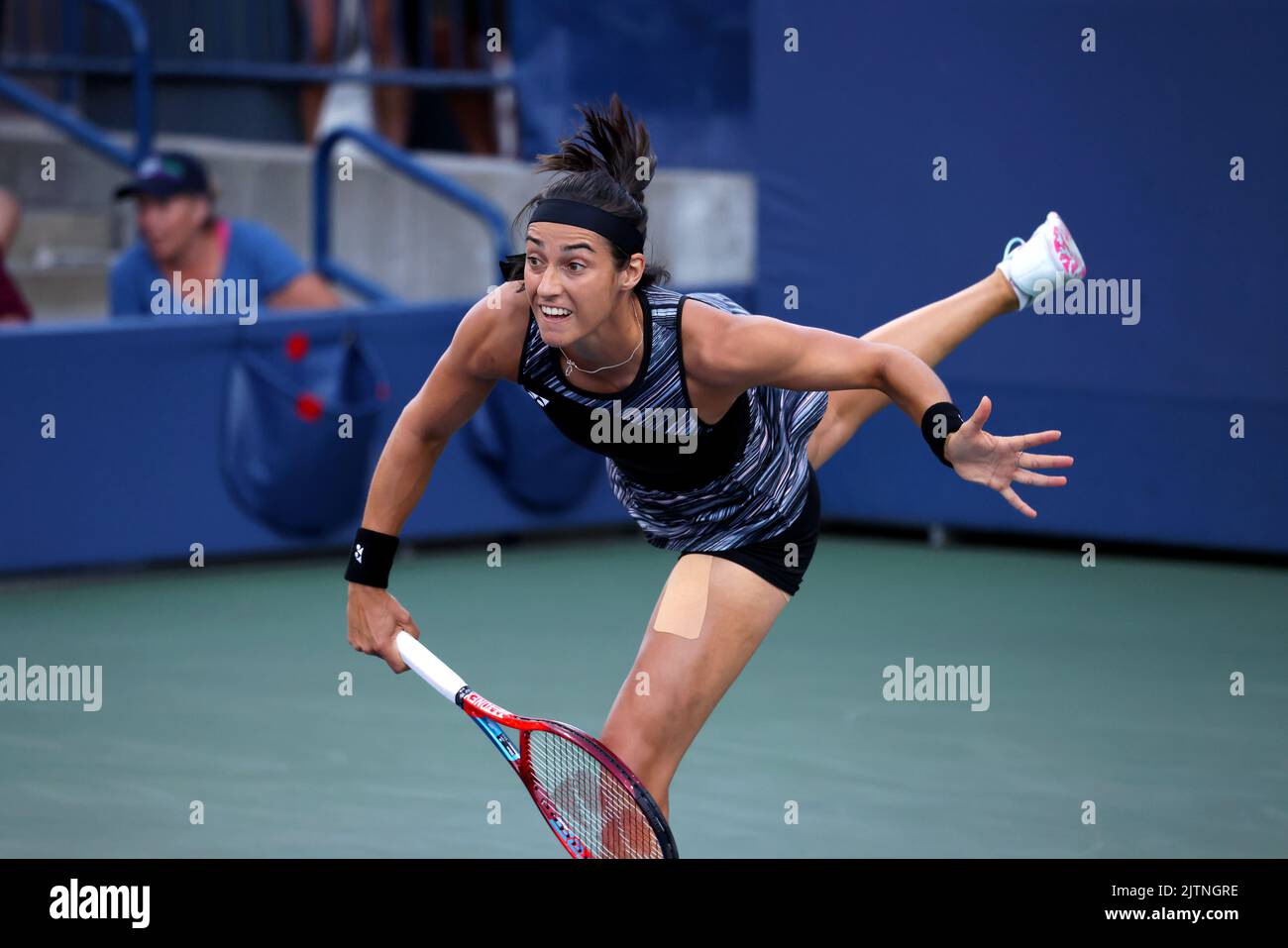 US-ÖFFNUNGSZEITEN - TAG 2, Flushing Meadows, New York, USA. 30. August 2022. Caroline Garcia aus Frankreich während ihres zweiten Spiels gegen Anna Calinskaya aus Russland Credit: Adam Stoltman/Alamy Live News Stockfoto