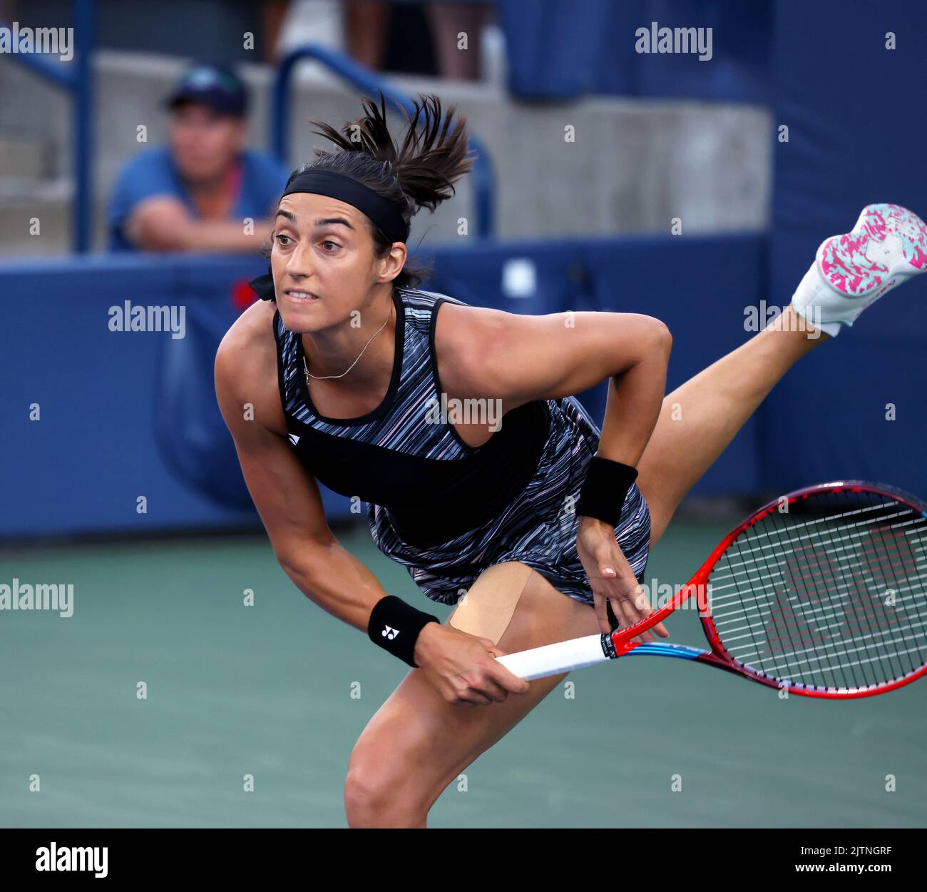 US-ÖFFNUNGSZEITEN - TAG 2, Flushing Meadows, New York, USA. 30. August 2022. Caroline Garcia aus Frankreich während ihres zweiten Spiels gegen Anna Calinskaya aus Russland Credit: Adam Stoltman/Alamy Live News Stockfoto